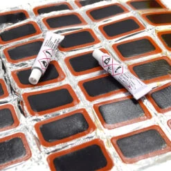 48 Rustines + 2 Tubes De Colle -Messingschlager Soldes 48 rustines 2 tubes de colle 2